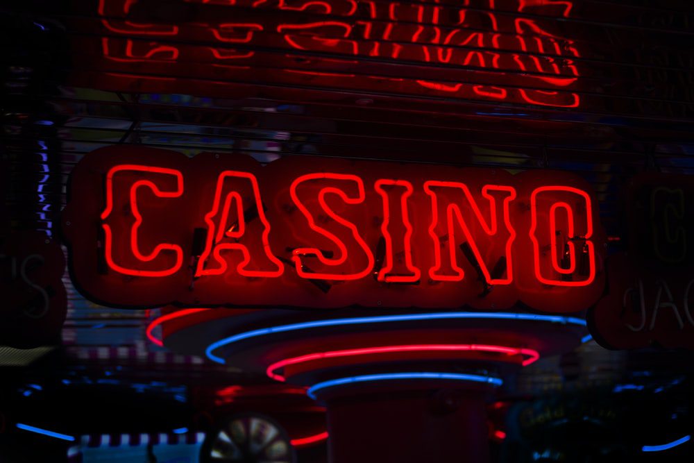 letrero de neón rojo del casino encendido